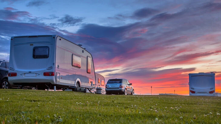 Wohnmobil steht auf einem Stellplatz mit schöner Aussicht in Europa