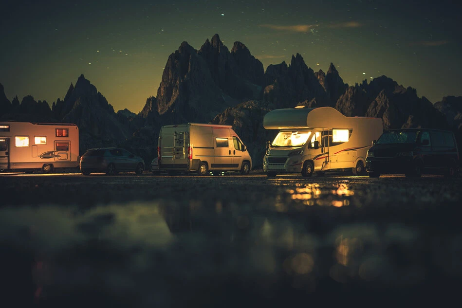 Wohnmobil steht auf einem ruhigen Stellplatz mit Aussicht